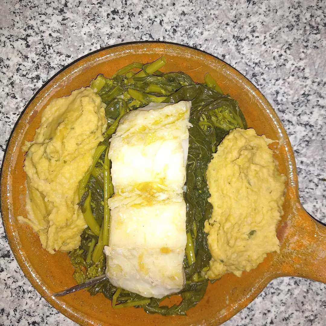 Lombinho de bacalhau confitado com puré de grão e grelos 