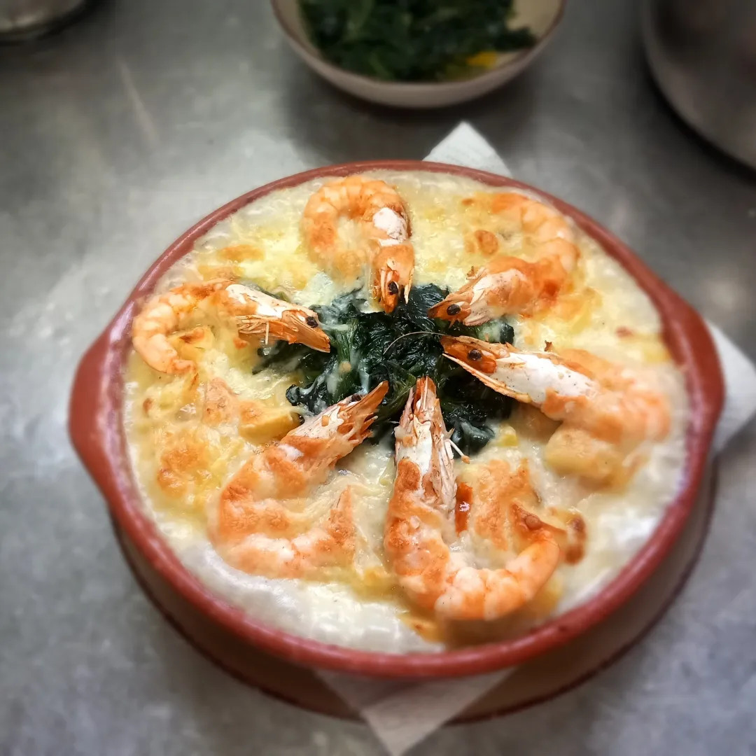 Bacalhau com natas, camarão e espinafres 
