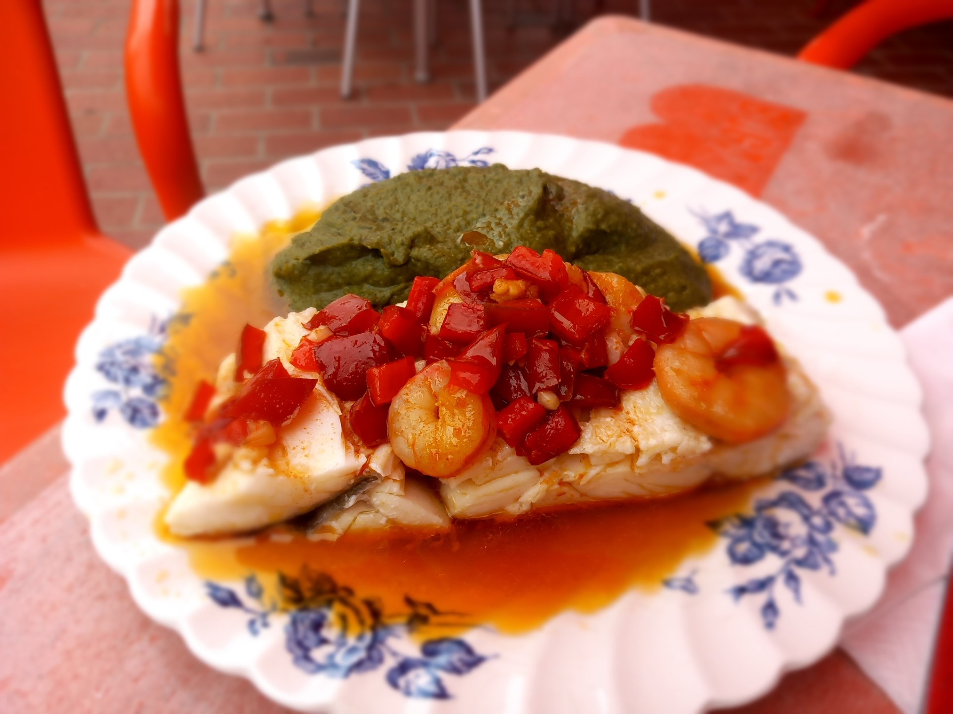 Lombinho de bacalhau com puré de grão e espinafres 